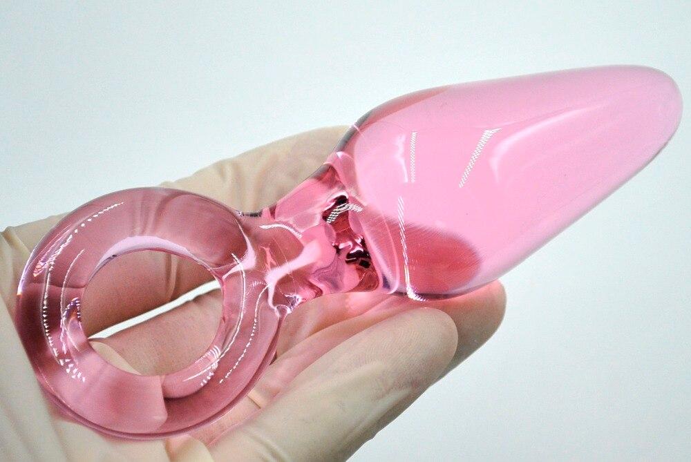 Plug anal kunai en verre rose prise en main