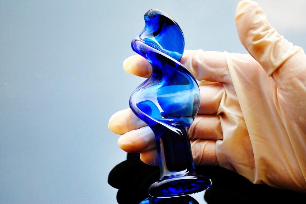 Plug anal spirale orgasmique en verre bleu prise en main